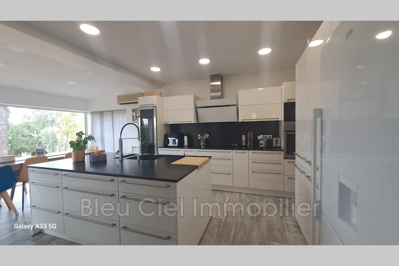 Propriété - 300 m² - 7 pièces