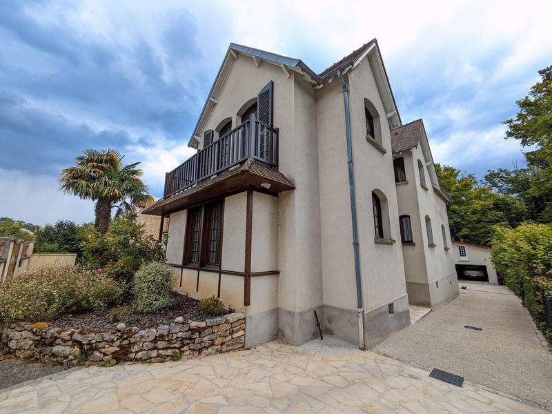 Maison - 218 m² - 11 pièces