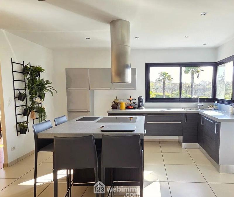 Maison - 180 m² - 7 pièces