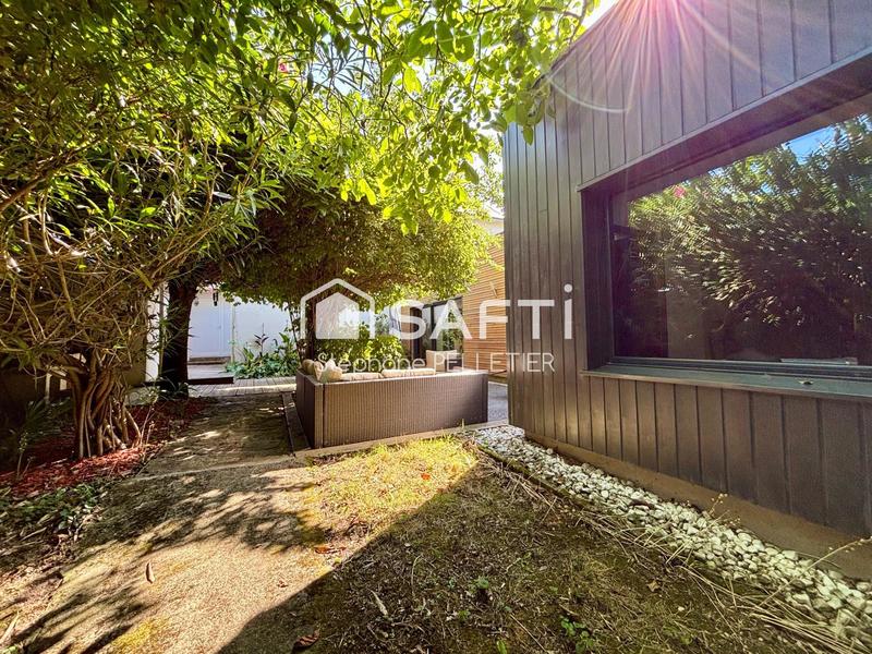 Maison - 240 m² - 10 pièces