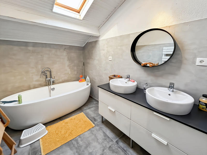 Maison - 219 m² - 8 pièces