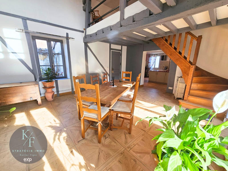 Maison - 210 m² - 6 pièces