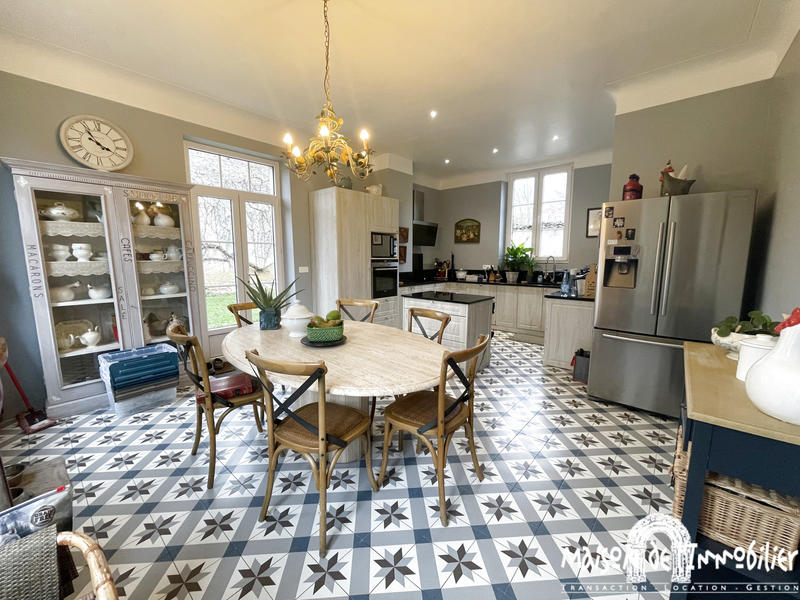 Maison - 233 m² - 9 pièces