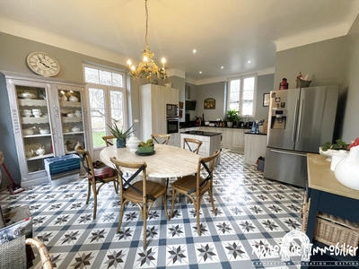 Maison - 233 m² - 9 pièces