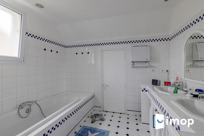 Maison - 180 m² - 6 pièces