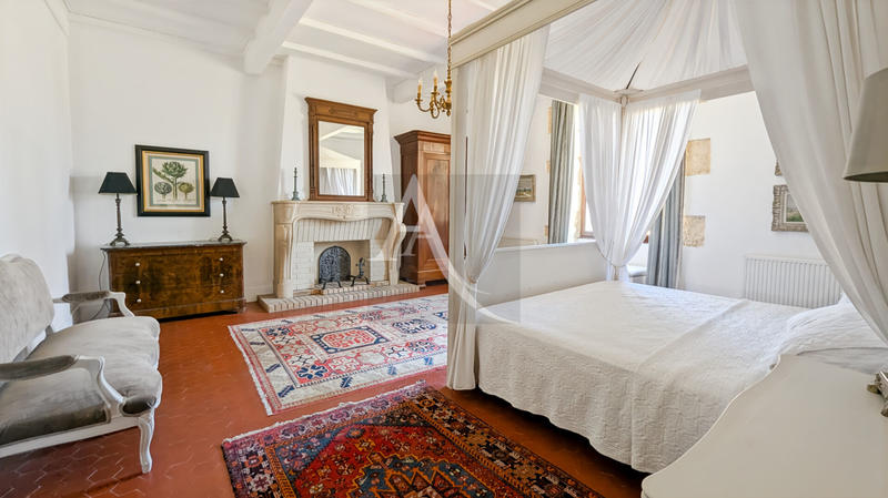 Demeure - 717 m² - 27 pièces