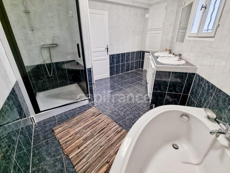 Maison - 272 m² - 10 pièces