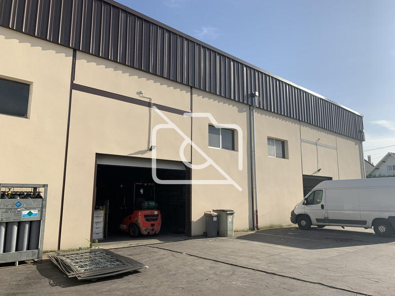 Entrepôt - 1 233 m²