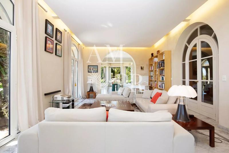 Villa - 355 m² - 8 pièces