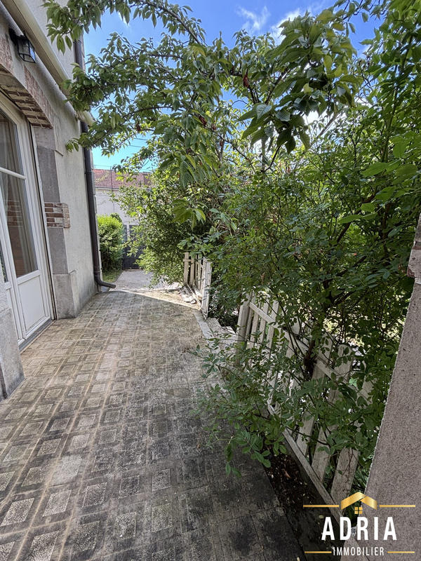 Maison - 323 m² - 10 pièces