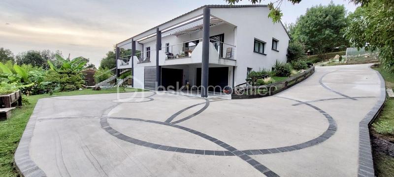 Maison - 212 m² - 7 pièces