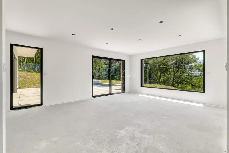 Maison - 202 m² - 7 pièces