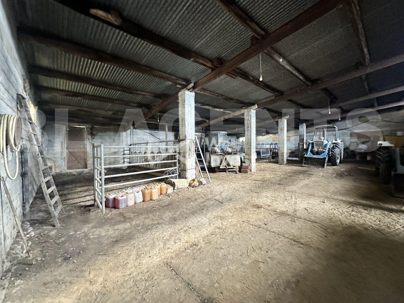 Maison - 410 m² - 4 pièces