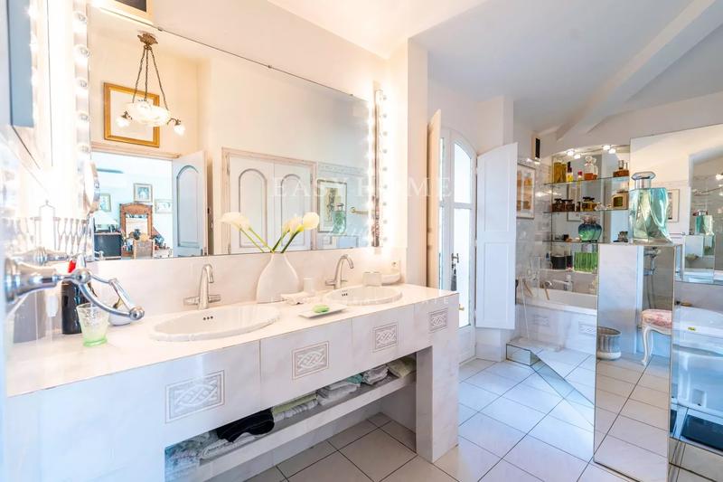 Propriété - 305 m² - 9 pièces