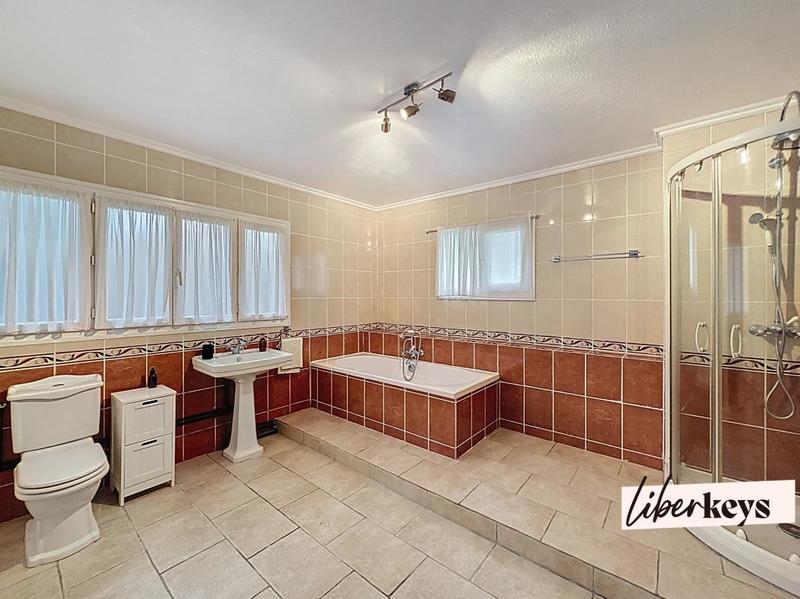 Propriété - 212 m² - 9 pièces