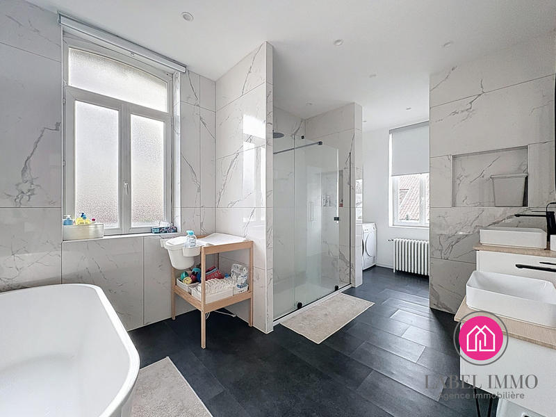 Maison - 250 m² - 10 pièces