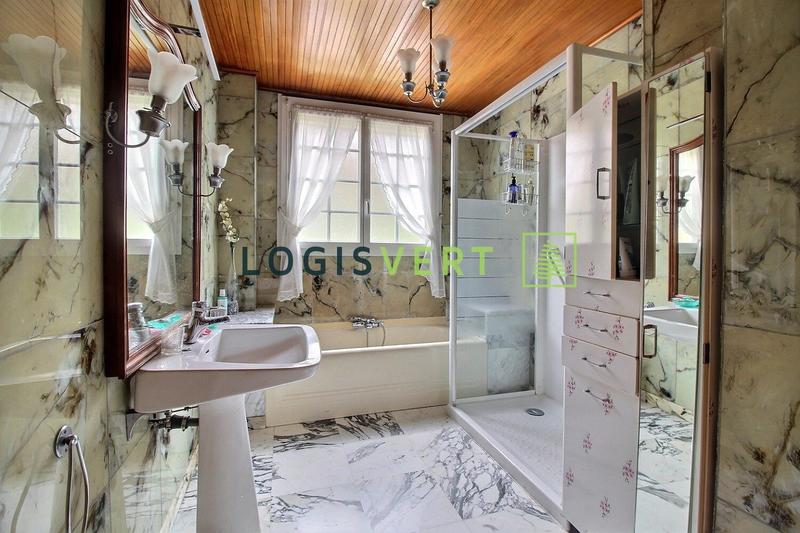 Maison - 256 m² - 11 pièces