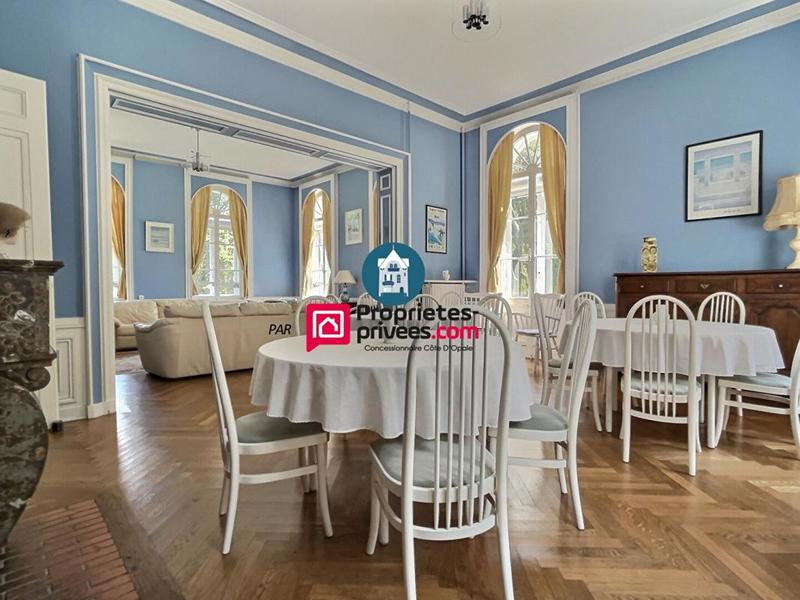 Maison - 600 m² - 32 pièces