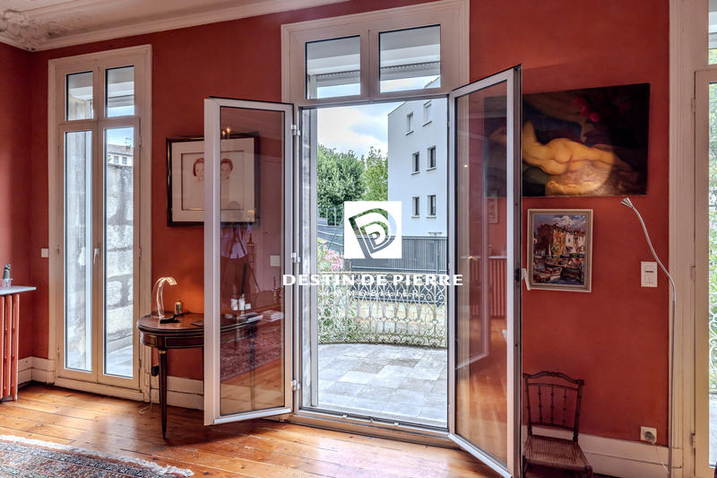 Maison - 240 m² - 8 pièces