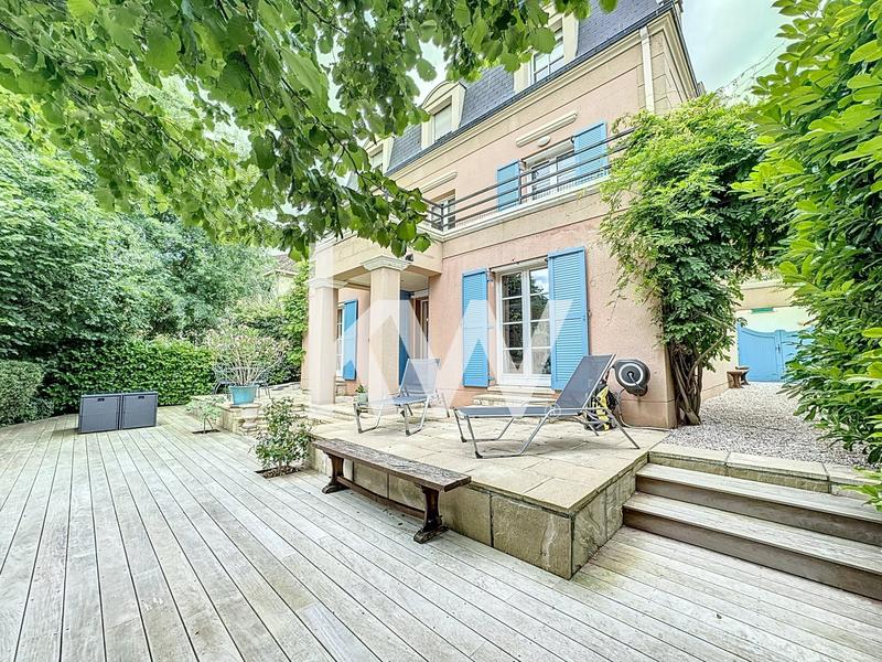 Maison - 213 m² - 8 pièces