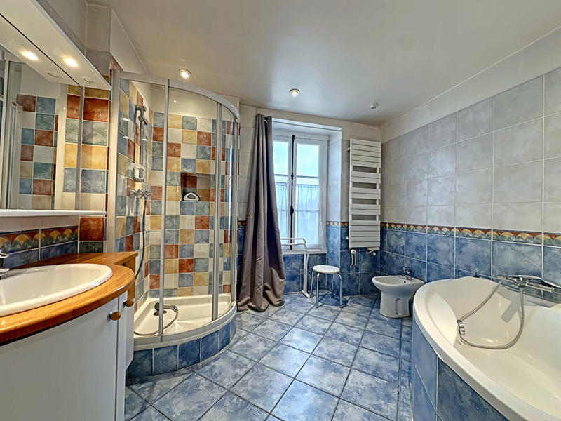 Maison - 285 m² - 9 pièces