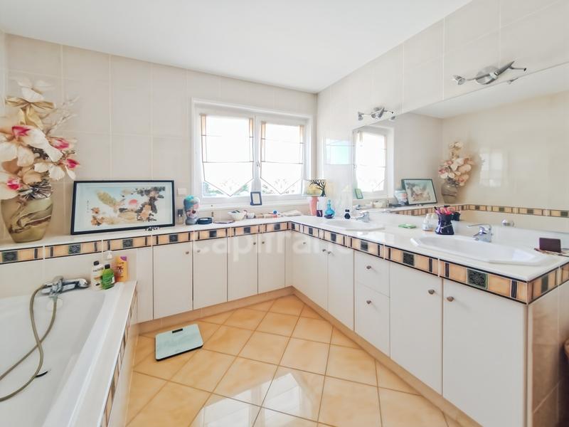 Maison - 201 m² - 7 pièces