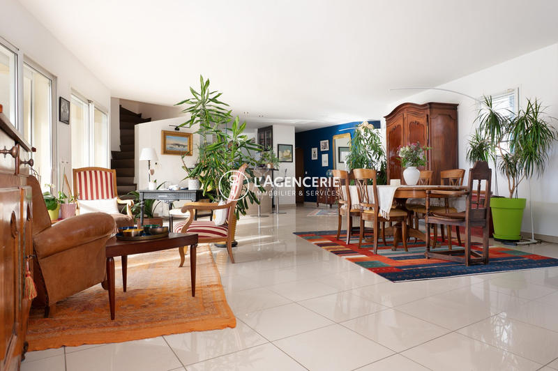 Maison - 325 m² - 10 pièces