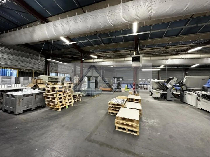 Entrepôt - 2 200 m²