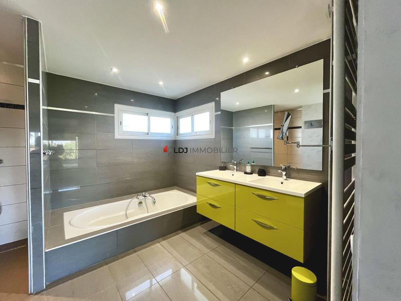 Maison contemporaine - 218 m² - 6 pièces