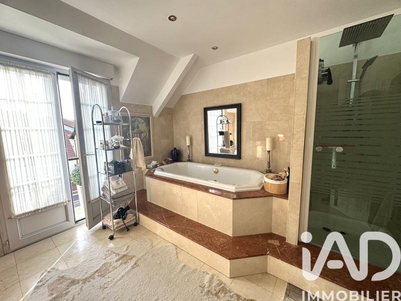 Maison - 180 m² - 5 pièces