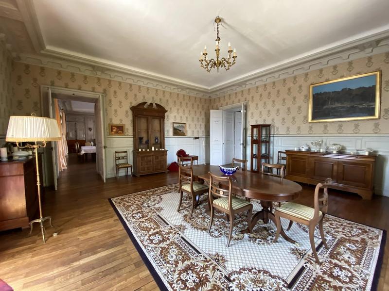 Château - 4 200 m² - 72 pièces