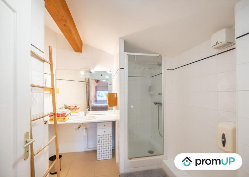 Maison traditionnelle - 260 m² - 8 pièces