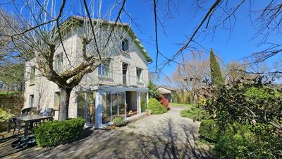 Propriété - 223 m² - 9 pièces