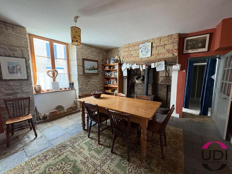 Maison - 235 m² - 8 pièces