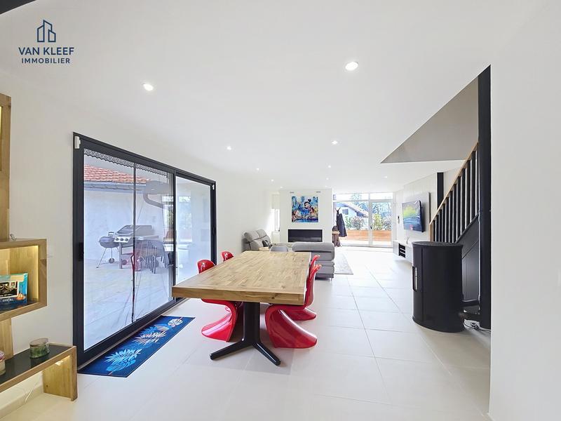 Villa - 258 m² - 9 pièces