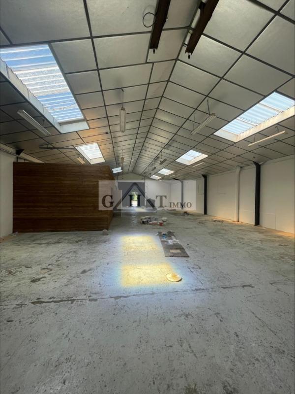 Entrepôt - 1 050 m²