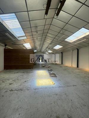 Entrepôt - 1 050 m²
