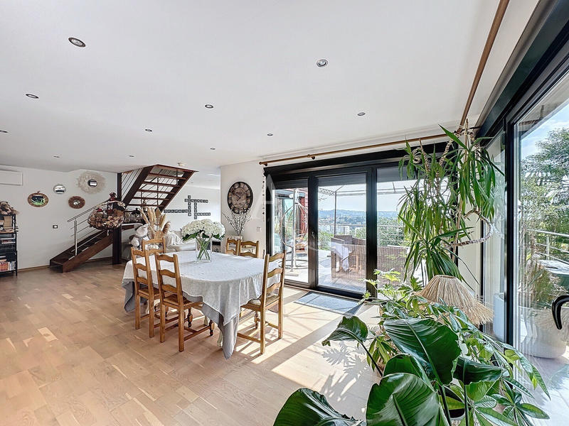 Maison - 225 m² - 8 pièces