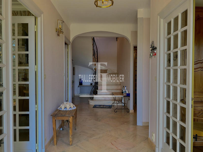 Maison traditionnelle - 300 m² - 9 pièces