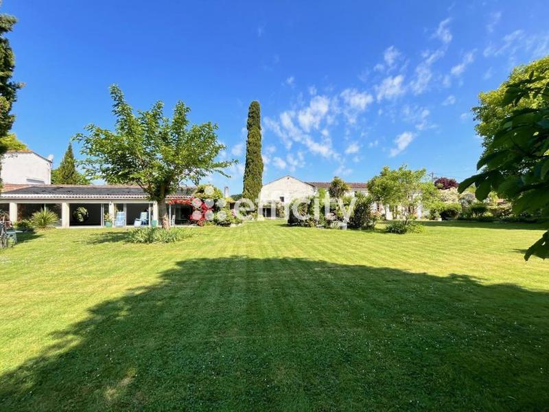 Demeure - 420 m² - 6 pièces