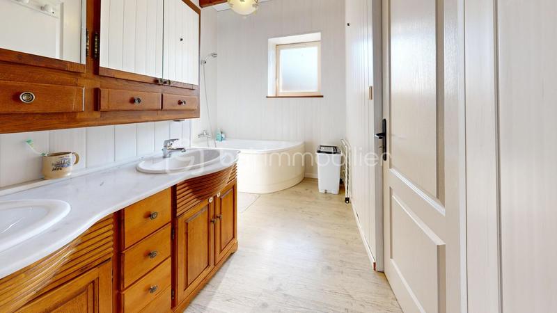 Maison - 212 m² - 9 pièces