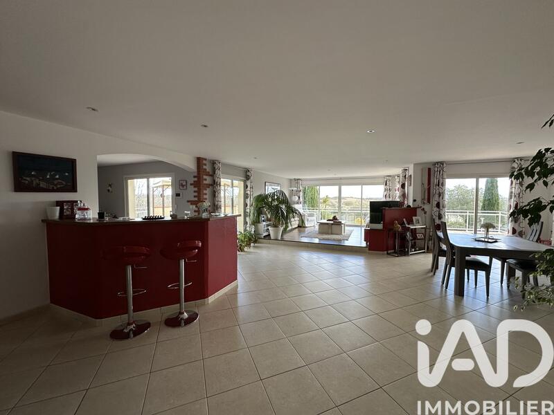 Maison - 243 m² - 8 pièces