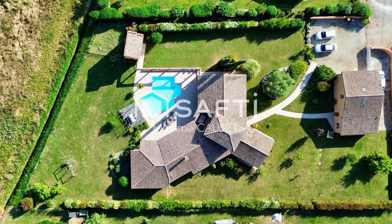 Maison - 260 m² - 8 pièces