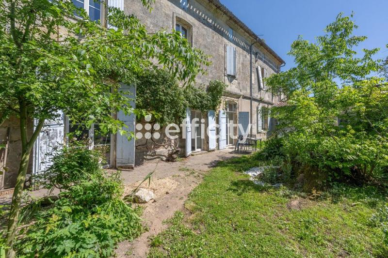 Maison - 300 m² - 8 pièces