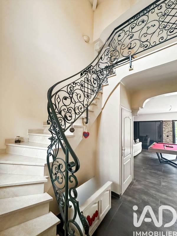 Maison - 188 m² - 9 pièces