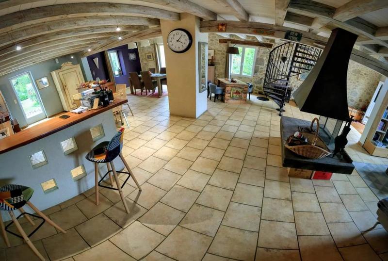 Propriété - 237 m² - 6 pièces