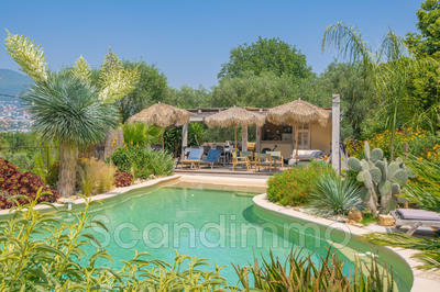 Maison - 220 m² - 5 pièces