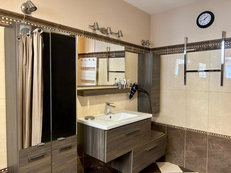 Maison - 323 m² - 6 pièces