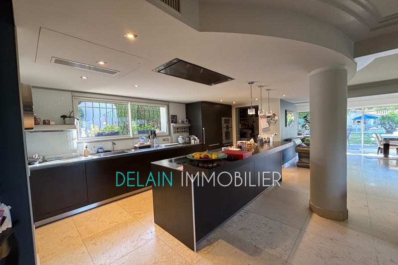 Maison - 275 m² - 8 pièces