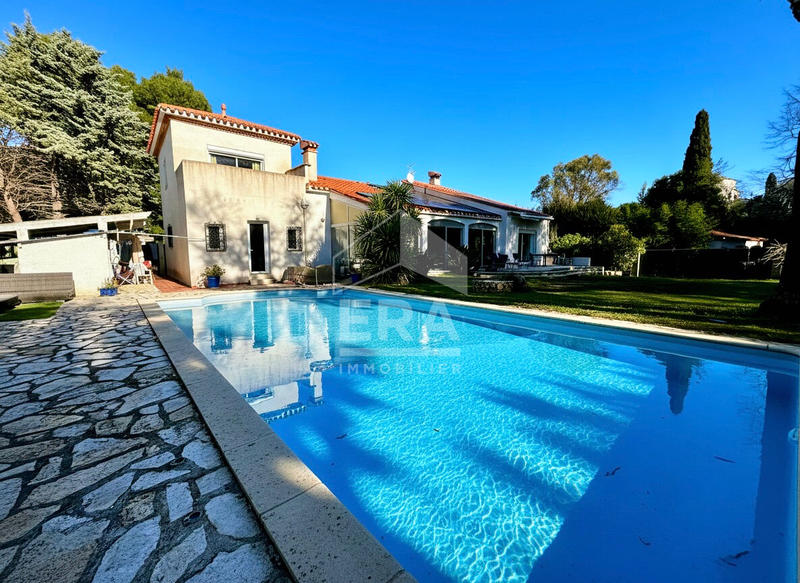 Maison - 235 m² - 8 pièces